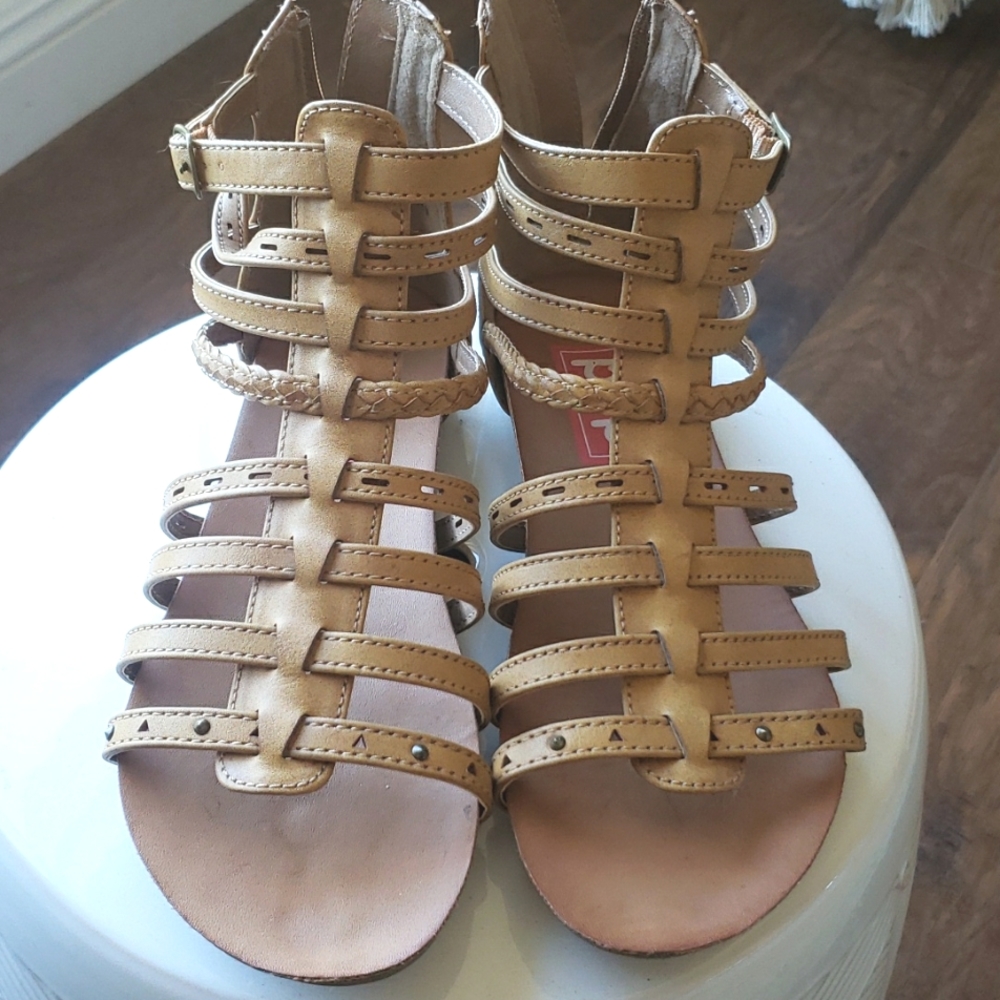 New w/o tags Gladiator sandals. Zip up. Soft and comfy.
